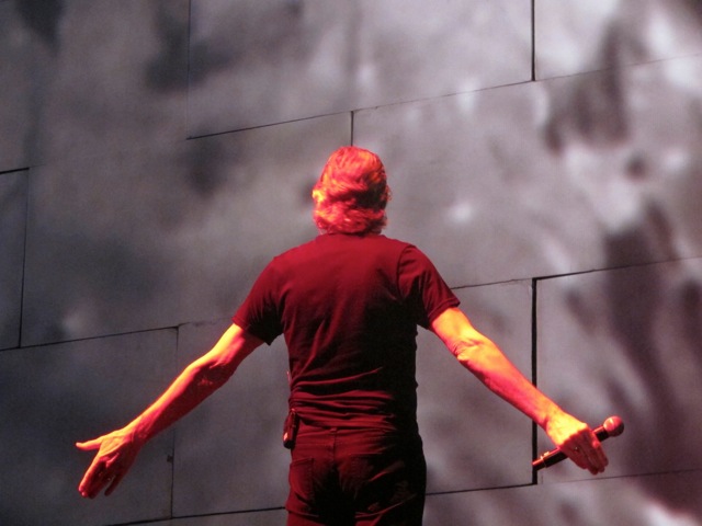 28 Roger Waters The Wall Sydney 2012-02-14.jpg